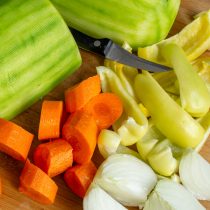 Нарезаем морковь, репчатый лук и сладкий перец, давим дольки чеснока