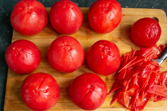 Очищаем помидоры, вырезаем плодоножки