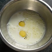 Наливаем в миску молоко, добавляем сахарный песок, соль, яйца и растительное масло