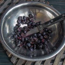 Крупные виноградины разрезаем пополам, мелкие оставляем целыми