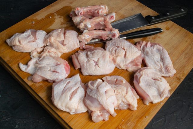 Куриные бёдра промываем, обсушиваем, подрезаем косточку и срезаем мясо с кости