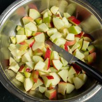 Насыпаем нарезанные яблоки в подходящую посуду