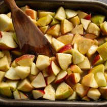 Ставим противень с яблоками в духовку, оставляем на 15 минут, перемешиваем