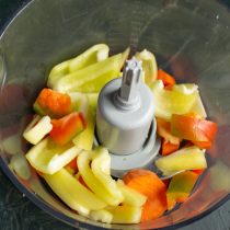 Нарезаем перец полосками, добавляем к моркови
