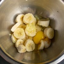 Нарезаем банан, кладём в глубокую миску, добавляем яйцо и щепотку мелкой 