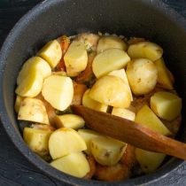Кладём нарезанный картофель в кастрюлю