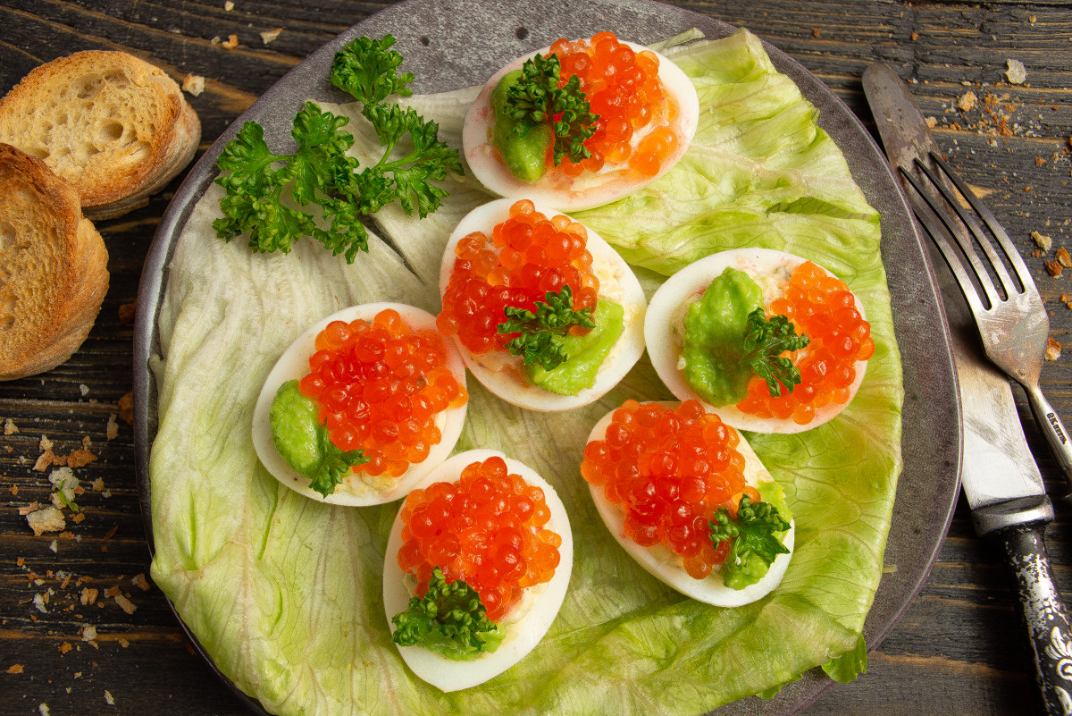 Фаршированные яйца с красной икрой - Кулинарный пошаговый рецепт с фото.