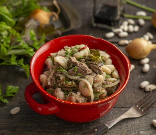 Полезный салат из говядины с фасолью и маринованным луком