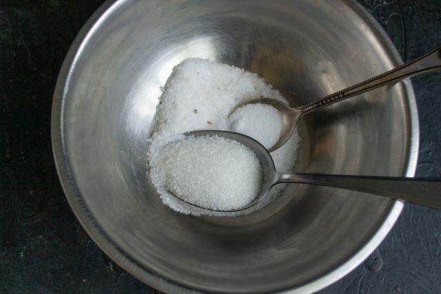 Смешиваем в миске крупную морскую соль, сахар и нитритную соль