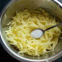 Картофель солим, перемешиваем и оставляем на 10 минут