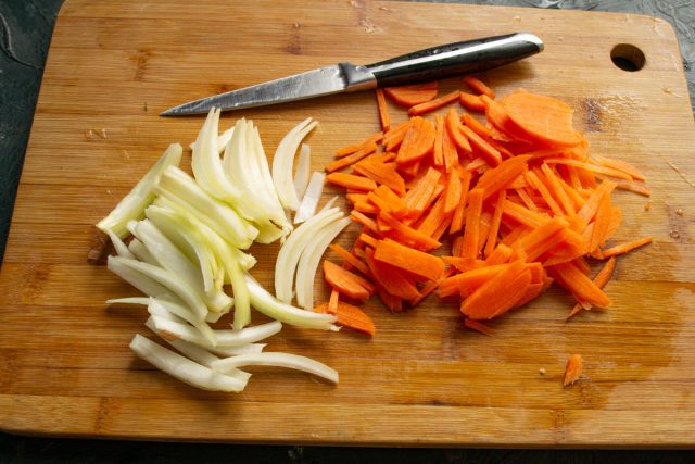 Нарезаем тонко лук и морковь
