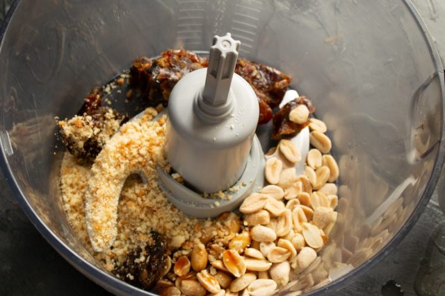 В чашу блендера кладём очищенные финики и жареный арахис