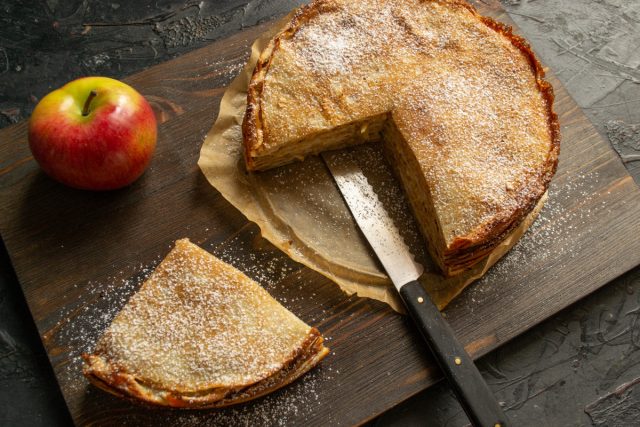 Простой блинный торт с яблоками и корицей готов