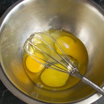 Взбиваем яйца с щепоткой соли