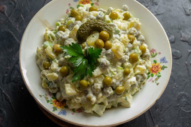 «Белый» салат без мяса из литовской кухни готов