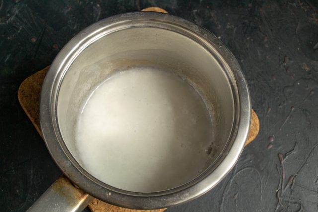 Наливаем в сотейник молоко или сливки, добавляем сахар, нагреваем до кипения и кипятим 2-3 минуты