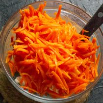 Добавляем остывшую морковку к остальным ингредиентам