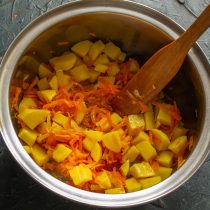 Добавляем нарезанный картофель к овощам, обжариваем вместе ещё 5 минут
