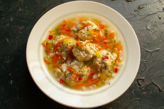 Разливаем диетический рыбный суп с фрикадельками и рисом по тарелкам, даём остыть и подаём на стол тёплым. Приятного аппетита!
