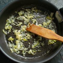 В сковороду нагреваем столовую ложку растительного масла, бросаем лук в разогретое масло