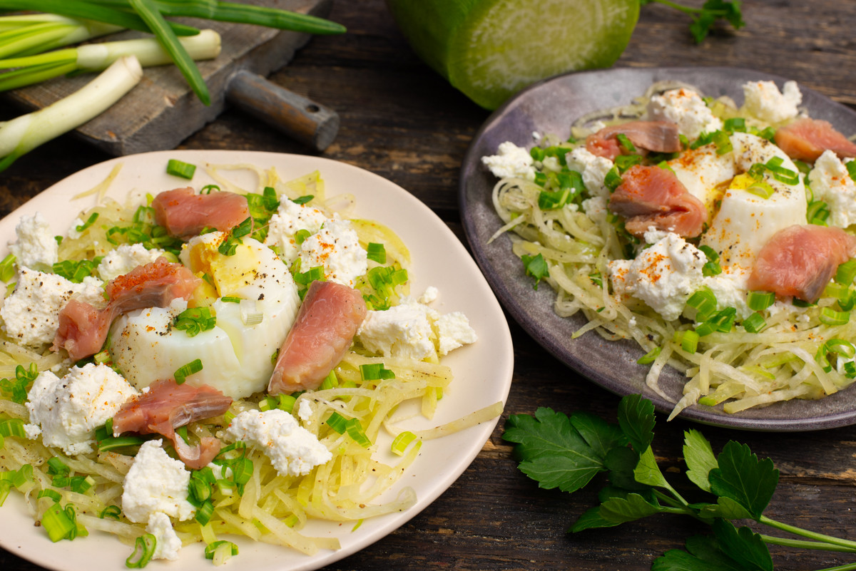 Салат из редьки с творогом и красной рыбой – рецепт приготовления и питательные свойства