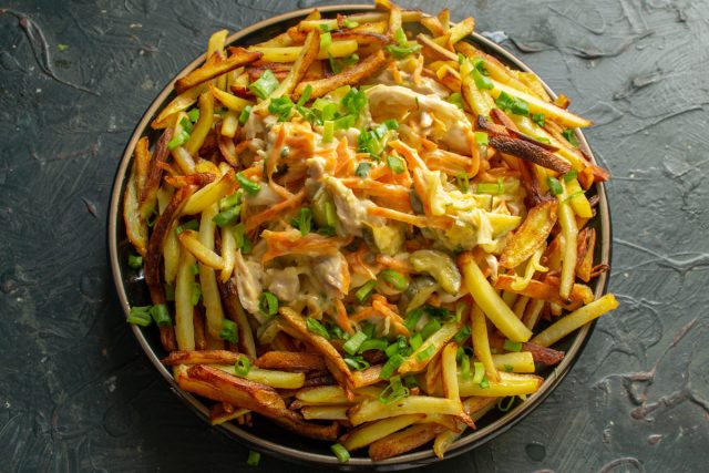 На большое блюдо выкладываем жареный картофель, в центр блюда выкладываем салат горкой. Посыпаем салат зеленью и сразу подаём на стол. Приятного аппетита!