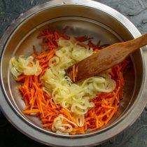Выкладываем в миску обжаренную морковь и лук, остужаем до комнатной температуры