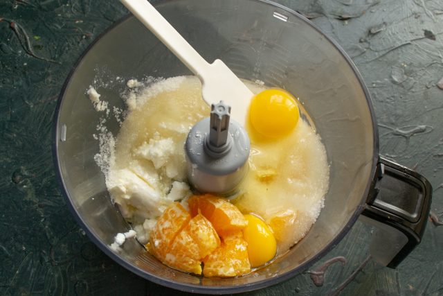 Добавляем в чашу блендера сахар песок и два крупных куриных яйца. Наливаем нейтральное растительное масло без запаха