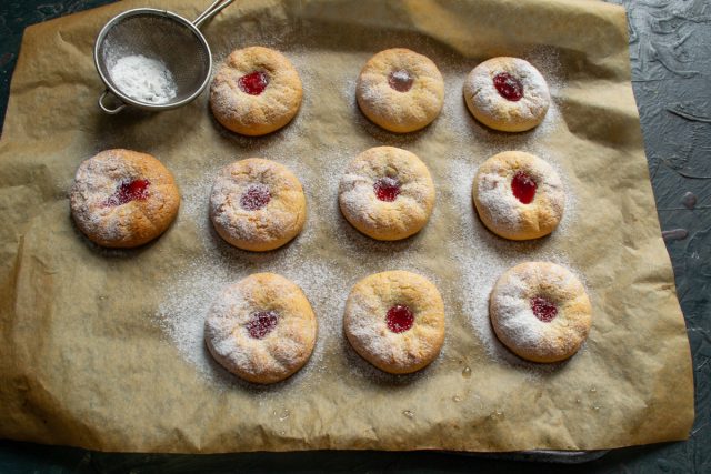 Посыпаем наше печенье сахарной пудрой. Песочное печенье на растительном масле с вишневой начинкой готово. Приятного аппетита!