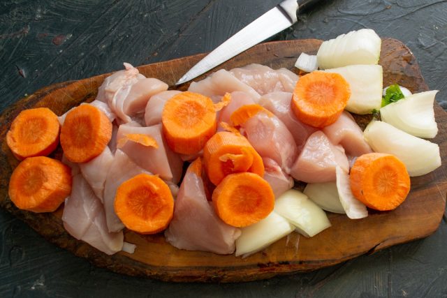 Куриное филе, луковицу и морковь нарезаем кубиками