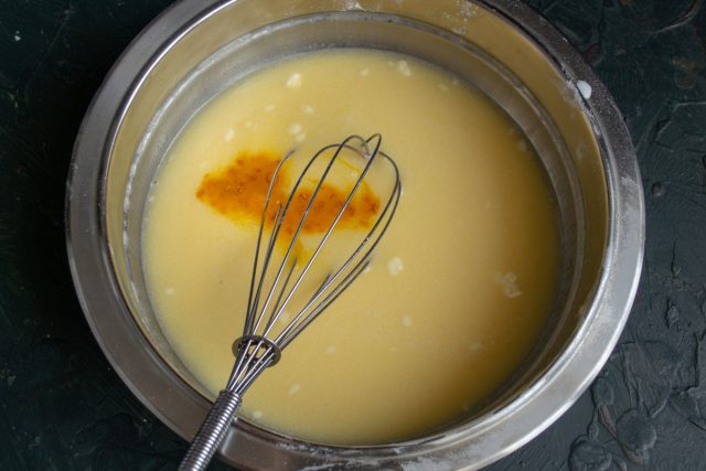 Отдельно взбиваем в мисочке два куриных яйца, добавляем взбитые яйца к молочно-масляной смеси, насыпаем по желанию щепотку молотой куркумы