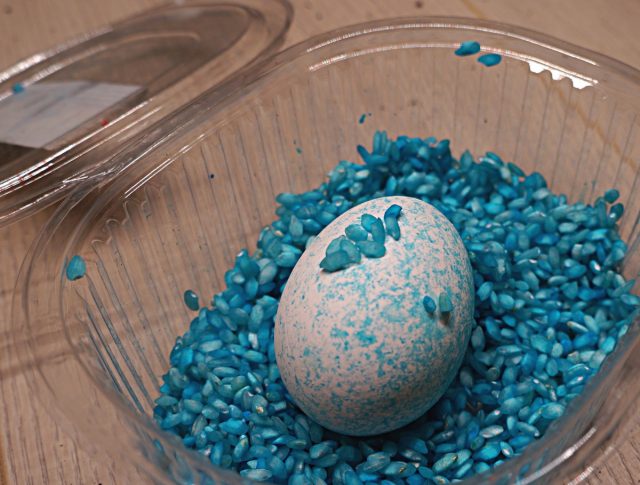 Крапчатые пасхальные яйца из сухого риса и пищевого красителя