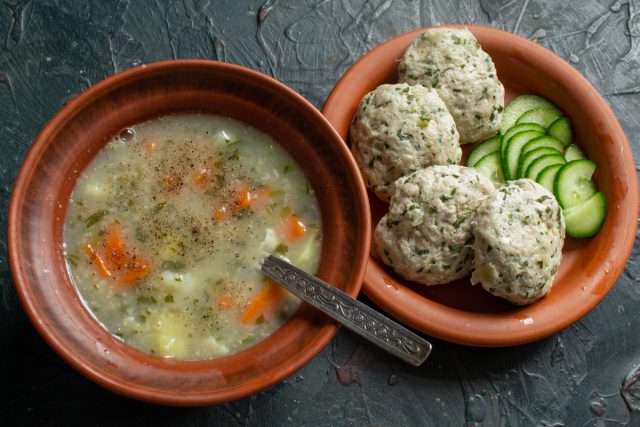 Наливаем диетический суп в тарелки. К котлетам добавляем свежие овощи и тонкий ломтик ржаного хлеба. подаём еду тёплой. Приятного аппетита!