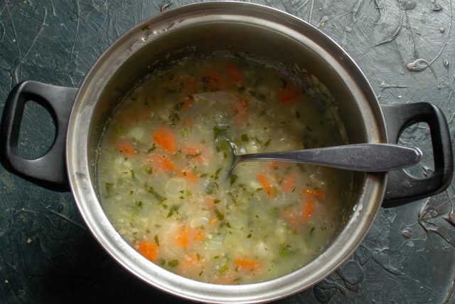 Суп должен занимать чуть меньше половины объёма, чтобы во время готовки котлеты готовились на пару
