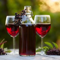 Вино или легкие ликеры получаются особенно вкусными, если добавить в них цветки бузины. Кроме того, из ягод бузины получается вкусное вино