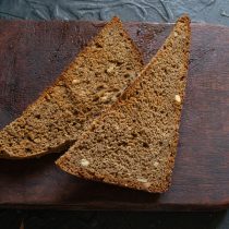 Ломтики ржаного хлеба подсушиваем в тостере до золотистого цвета