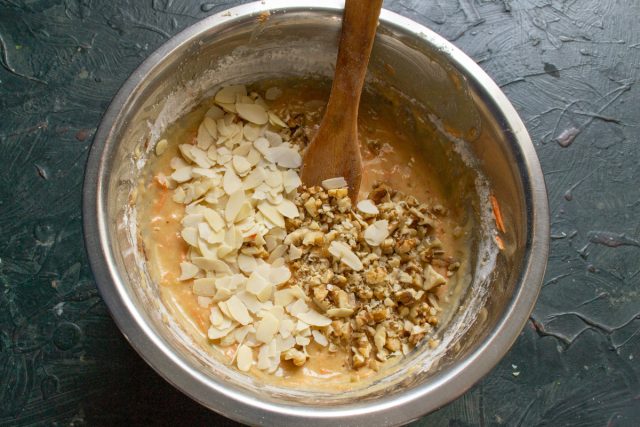 Добавляем в тесто рубленые орехи и миндальные лепестки
