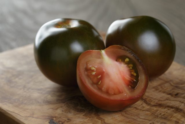 Особенной популярностью у садоводов пользуются томаты из супермаркета под именем «Кумато». «Kumato tomatoes» — это торговое название запатентованного гибрида