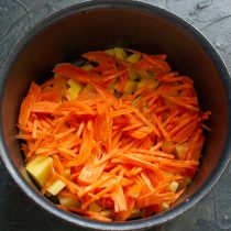 Шинкуем морковь тонкой соломкой
