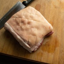 Свиную грудинку с прослойками мяса с кожей подготовим: скоблим кожу ножом, ополаскиваем 