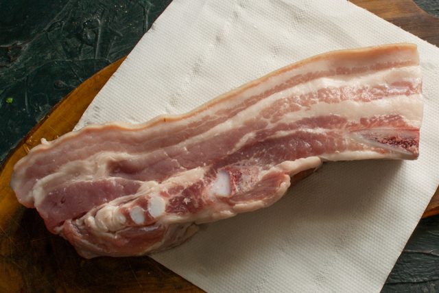 Мясистая свиная грудинка с коже и небольшими ребрышками – лучший кусок мяса для запекания. Мясо хорошо промываем холодной водой и обсушиваем салфеткой.