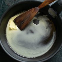 Смазываем сковороду с толстым дном растительным маслом