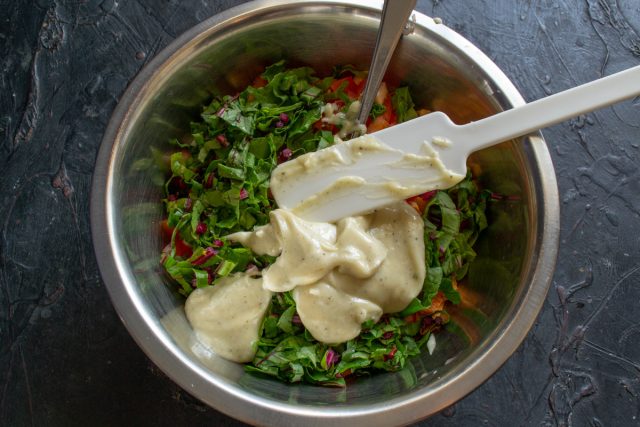 Готовим соус-майонез и добавляем в салат