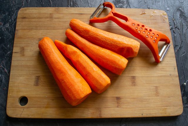 Скоблим морковь или чистим овощным скребком