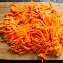 С помощью овощерезки шинкуем морковку тонкой соломкой