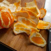 С очищенного апельсина срезаем белую кожуру 