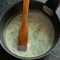 Бросаем нарезанный укроп в соус, добавляем щепотку тертого мускатного ореха