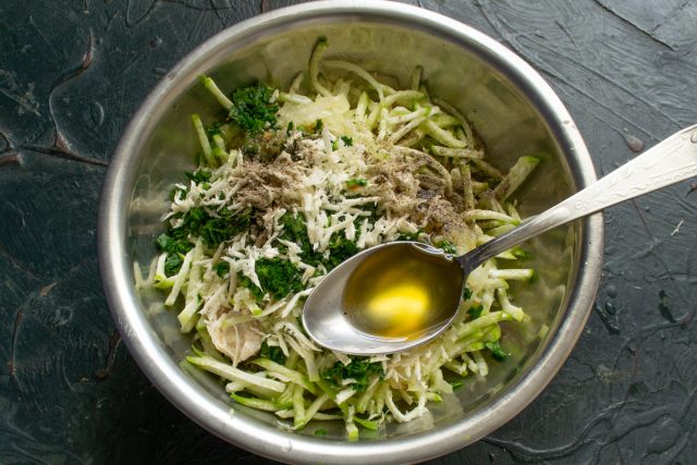 Приправляем салатик: солим, перчим черным перцем, добавляем несколько столовых ложек оливкового масла