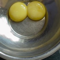 Разбиваем свежие куриные яйца в миску, отделаем желтки от белков