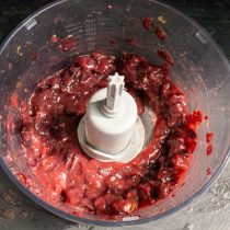 Промытые ягоды отправляем в блендер и измельчаем, получится ягодное пюре